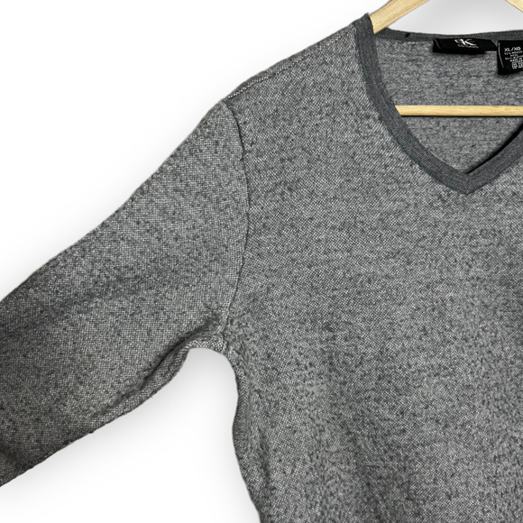 Calvin Klein Men's Gray Italian Yarn V-Neck Fuzzy Texture Pullover Sweater Sz M - Picture 4 of 10